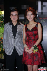 组图：黄百鸣捧新人盛君 挺吴思远尔冬升任会长