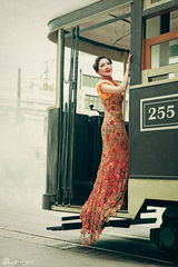 组图：方琼拍摄复古风大片 徜徉老上海街头巷尾