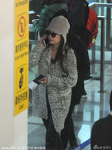 组图：赵薇戴帽子现身机场 脸色憔悴长发快齐腰