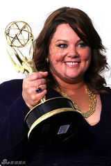 组图：艾美奖后台 梅丽莎-麦卡西开心亲吻奖杯