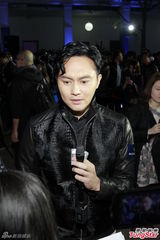 组图：张智霖皮衣有型 同场女星露底抛奶斗性感