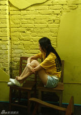 组图：童瑶短裤时尚街拍演绎安静活泼双生花