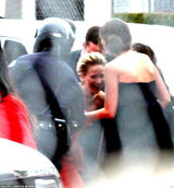 组图：詹妮弗-劳伦斯抹胸裙娇艳似火 现场跌倒