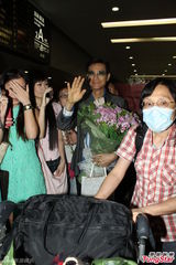 组图：郑少秋遇疯狂女粉丝 太太面露不悦