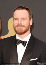 组图：迈克尔-法斯宾德西装革履 蓄须不减性感