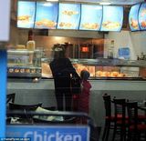 组图：贝嫂带老三买美食 踩超高跟显辣妈本色