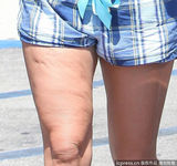 组图：布兰妮清凉出街 超短裙难掩大腿橘皮