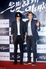 组图：裴勇俊捧场韩片首映 金贤重宋仲基齐亮相