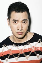 组图：何晟铭拍魅力写真 率性阳光真实自我