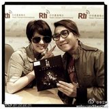 台歌手李立崴微博生前照 爱萌犬自侃酷似梁家辉