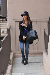 组图：阿尔芭潮装抢镜 头戴宽檐帽变时尚达人