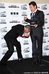 组图：小罗伯特-唐尼获美国电影艺术奖 与娇妻拥吻
