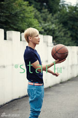 组图：SuperJunior街头随拍尽享愉快派对