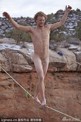 组图：冒险家裸体高空走绳 “小弟弟”系安全带