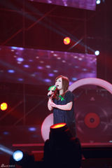 组图：TOP榜歌手祈福雅安 李宇春获全能艺人