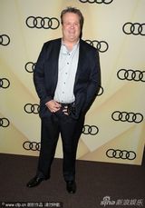 组图：娜奥米夫妇恩爱现身派对 Maggie Q造型酷