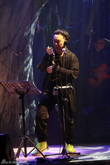 高清组图：陈奕迅香港开唱 靠唱功长裤T恤也疯狂