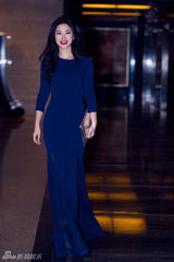 组图：朱珠潮流街拍曝光 俏美知性皆相宜