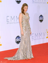 组图：艾美奖红毯 凯特-玛拉刺绣长裙宛如花仙