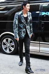 组图：韩星李泰成办粉丝见面会 弟弟成侑彬出席