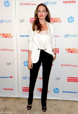 高清图：朱莉亮相世界妇女峰会白色西装搭黑裤