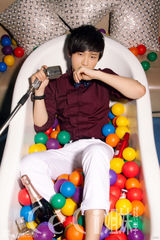 组图：李炜圣诞主题大片曝光 躺浴缸卖萌