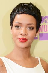 组图：小天后蕾哈娜优雅白裙扮女神