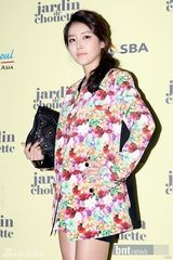 组图：韩星具荷拉蔡贞安等女星盛装出席服装秀