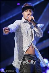 组图：雪莉灿烈主持MCD 金贤重扯衣秀人鱼线