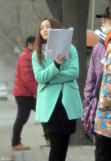 组图：姚笛任重路边拍戏对剧本 姚笛换百万豪车