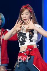 组图：韩团少女时代露小蛮腰 新曲打榜三连冠