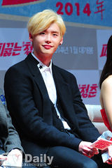 组图：李钟硕染金发出席《热血青春》发布会