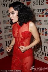 组图：Jessie J透视裙极尽诱惑 登台为火星哥颁奖