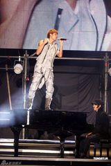 组图：吴克群个唱湿身秀腹肌 和女模互摸掀高潮