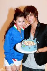 幻灯图：足球宝贝周秀娜秀乳沟 送钻石皮鞭给男友