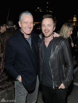 组图：《毒师》老白小粉重逢 惊喜互摸停不下来