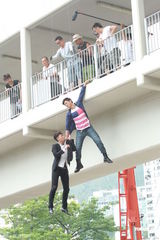 组图：王浩信跳桥戏惊心动魄 森美以一敌十秀功夫