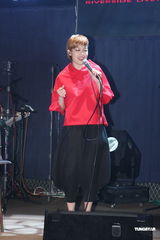 组图：容祖儿睽违11年台北开唱 一身大红烧乌龟