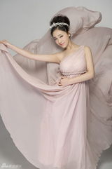 组图：王奕瑾拍典雅写真 裙角飞扬女神范十足