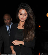 组图：赛琳娜黑衣现身街头 热裤黑丝大秀美腿