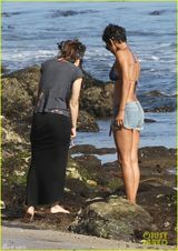 组图：哈利贝瑞身穿蓝色比基尼开心度假