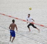 组图：小贝沙滩赤脚秀球技 与女粉丝亲密合影