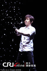 幻灯图集：刘谦不忙春晚忙巡演 与性感美女热舞