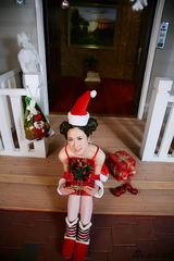 组图：芙蓉姐姐圣诞写真装嫩卖萌 大摆清纯造型