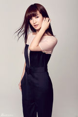 组图：李晟气质写真 裤装出镜干练时尚