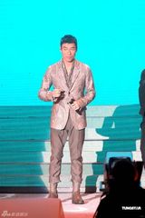 组图：杨千嬅幸福小女人唱情歌 容祖儿秀性感