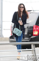 组图：郑丽媛演绎早春时尚 长发飘飘笑容甜美