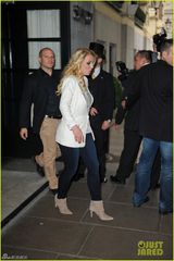 组图：布兰妮职业装显粗腿 坐双层巴士游伦敦