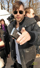 高清图：查理兹-塞隆巴黎看秀 小试舞步风情万种