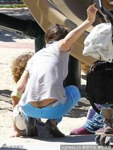 组图：杰西卡-阿尔芭公园亲子游 帮爱女穿鞋显温馨